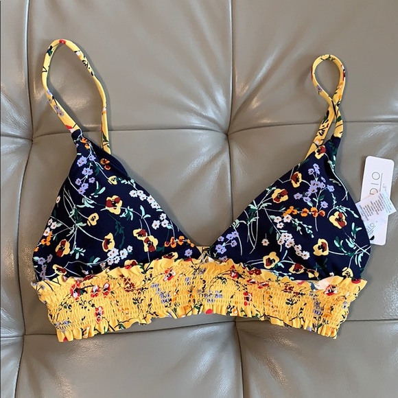 Anne Cole
Studio Smocked Triangle Top - Picture 3 of 9